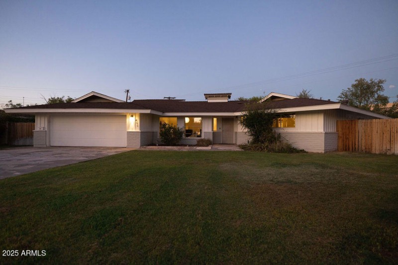 LeslieShillPhoto-ShillSunsetHouseExterio