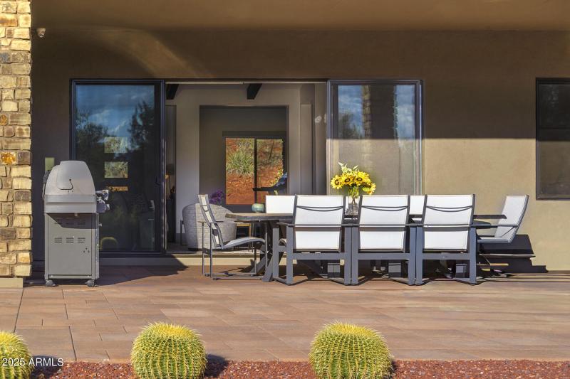 11 OUTDOOR DINING (1)