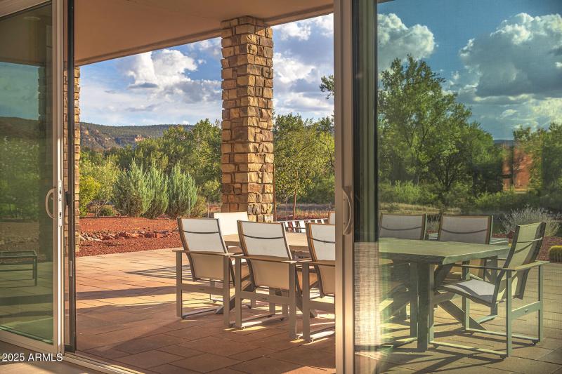 11 INDOOR_OUTDOOR DINING