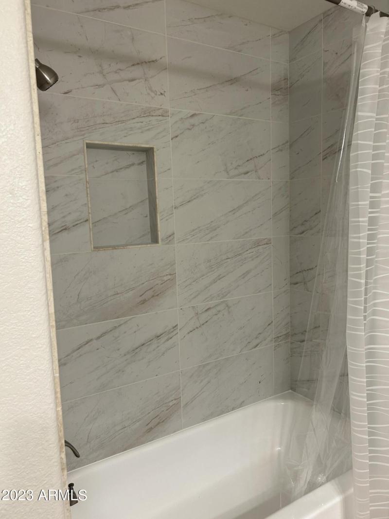 TUB/SHOWER IN GUEST