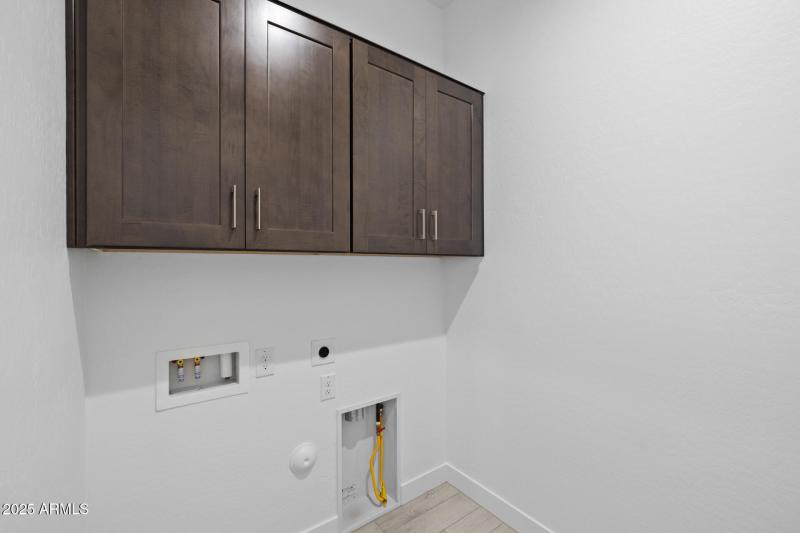 26)LAUNDRY ROOM