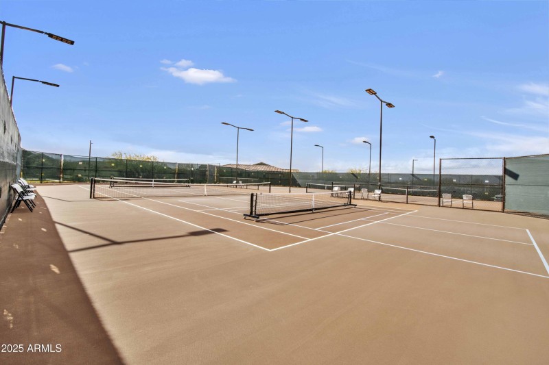 Pickleball/tennis courts