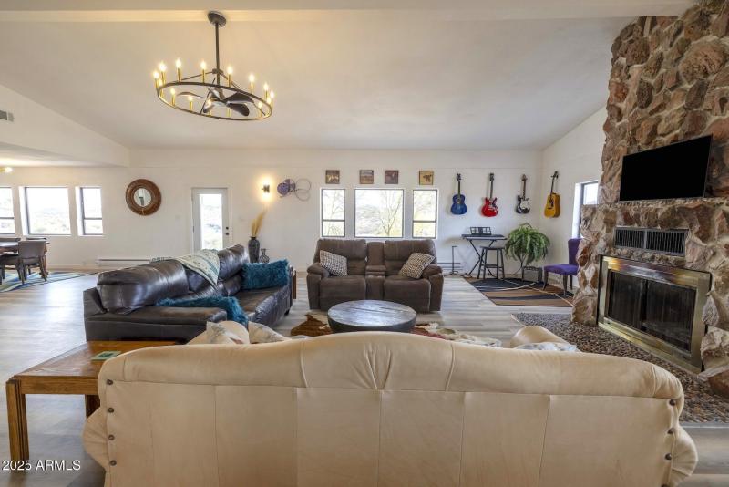 277thAve-Livingroomlooking west