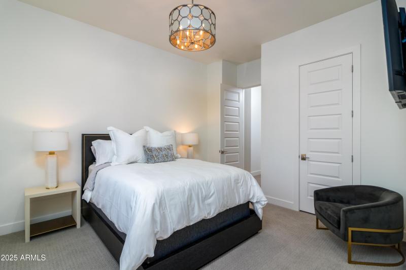 10 W Frier Dr (30).jpg-FULL