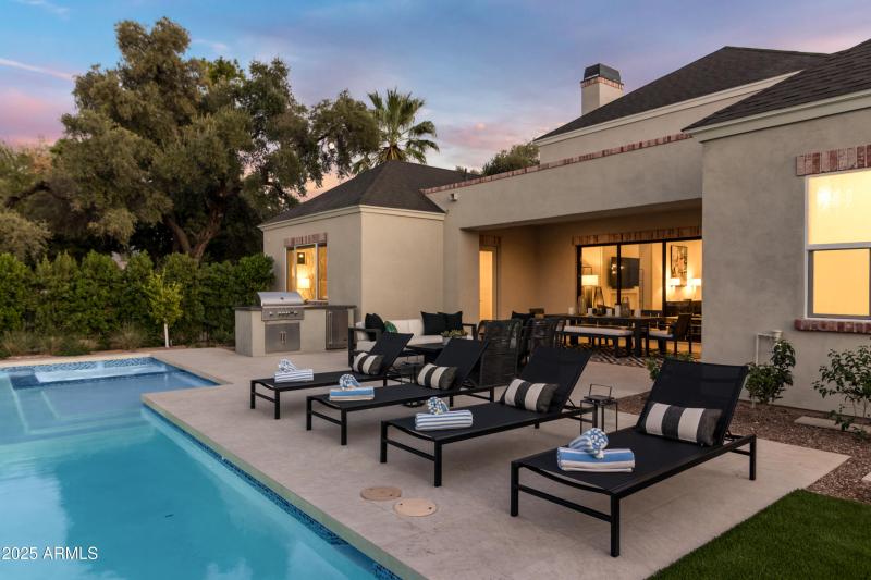 10 W Frier Dr (41).jpg-FULL