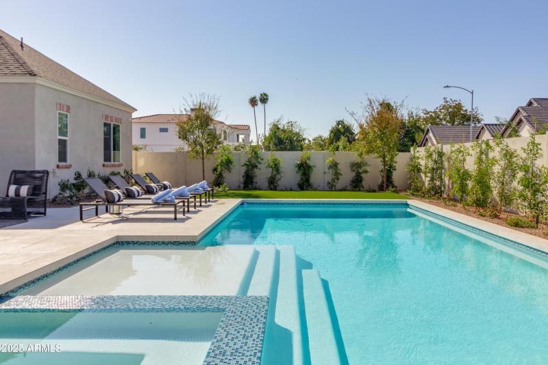 10 W Frier Dr (58).jpg-FULL