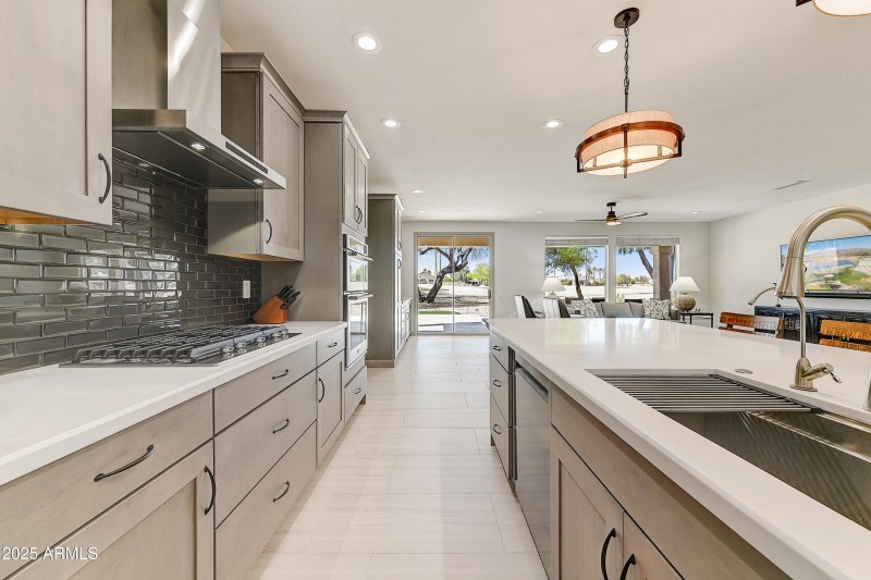 Modern Cooktop & Custom Backsplash