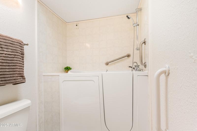 SECONDARY BATHROOM WALK IN TUB