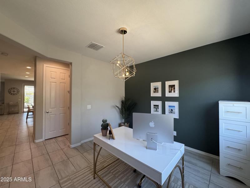 Home Office with Modern Finishes