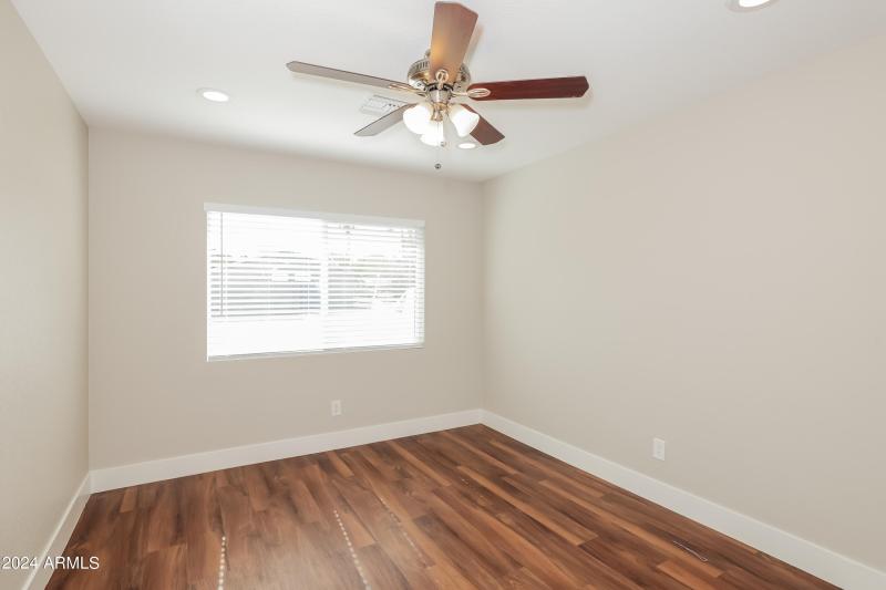 026-photo-bedroom-12090844