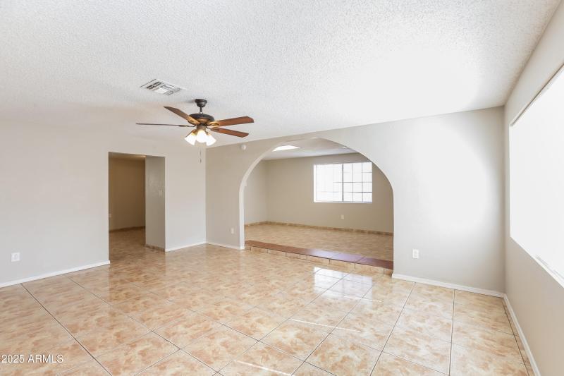 002-photo-living-room-10272346