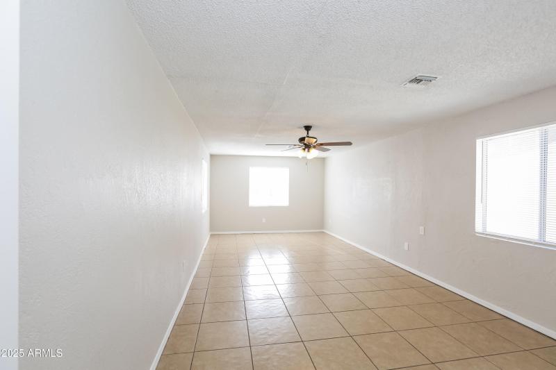 011-photo-bedroom-10272342