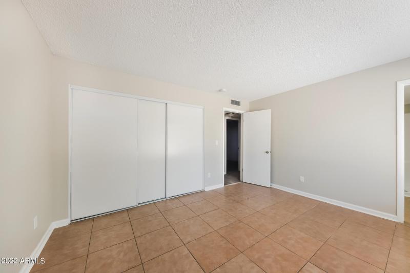 009-photo-primary-bedroom-10999486