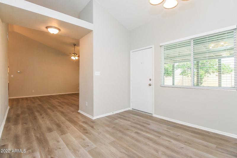 003-photo-foyer-11595980