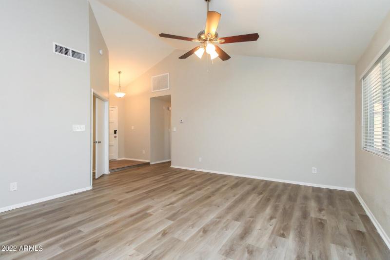 007-photo-dining-room-11595979