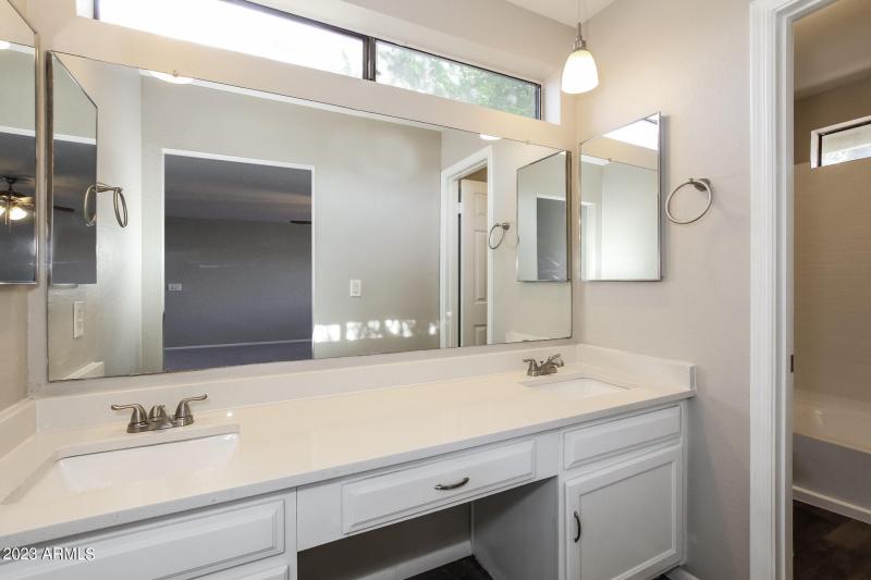 010-photo-master-bathroom-7015380