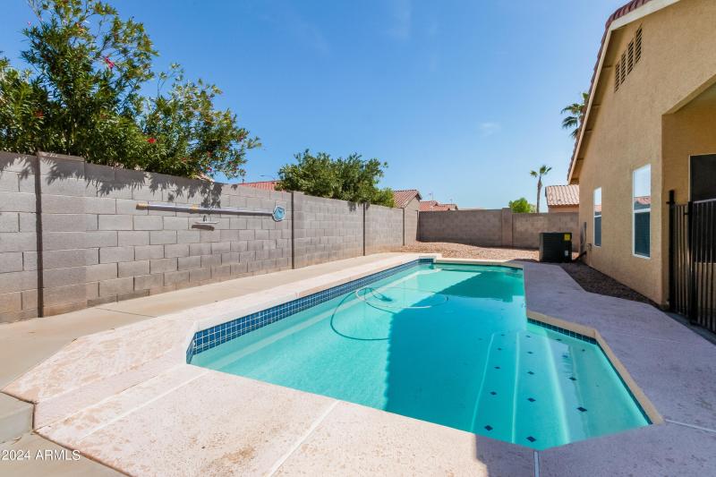 014-photo-pool-6916499