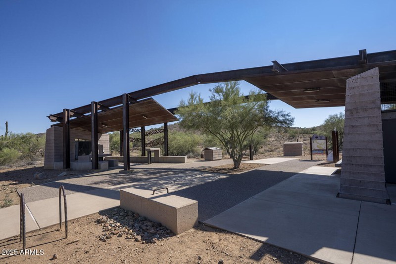 via_de_pedro_miguel_neighborhood_09