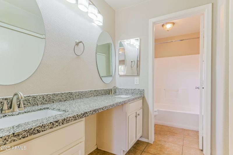 023-photo-primary-bathroom-12948001