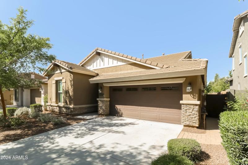 002-photo-front-view-11030765