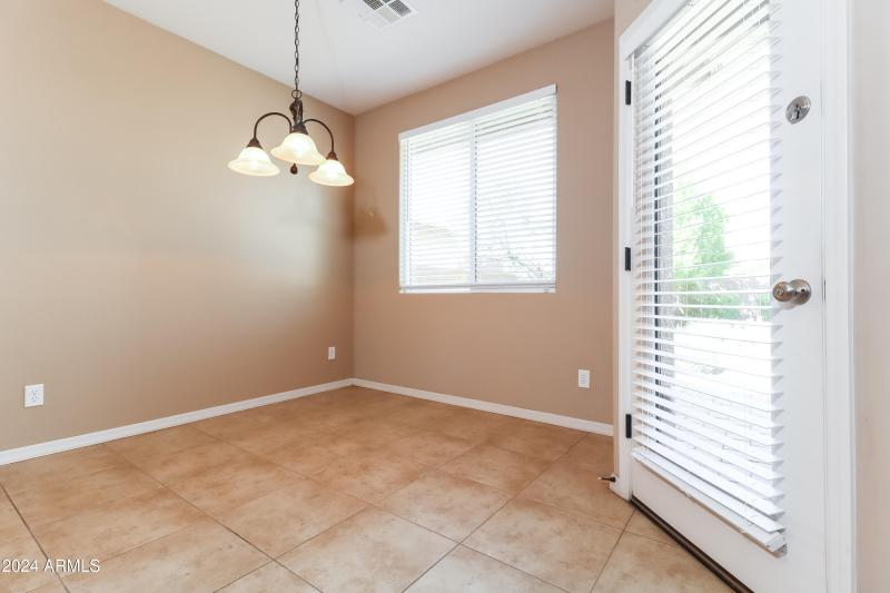 005-photo-dining-room-11029952