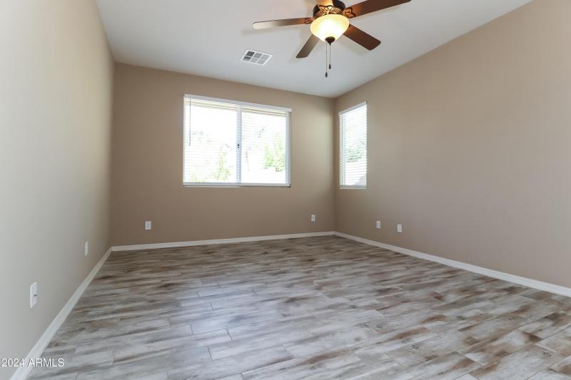 008-photo-primary-bedroom-11029941