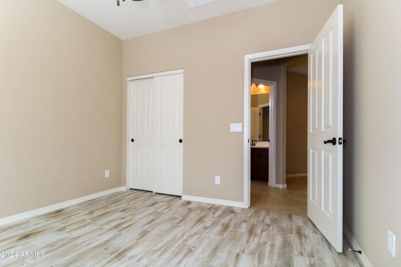 012-photo-bedroom-11029945