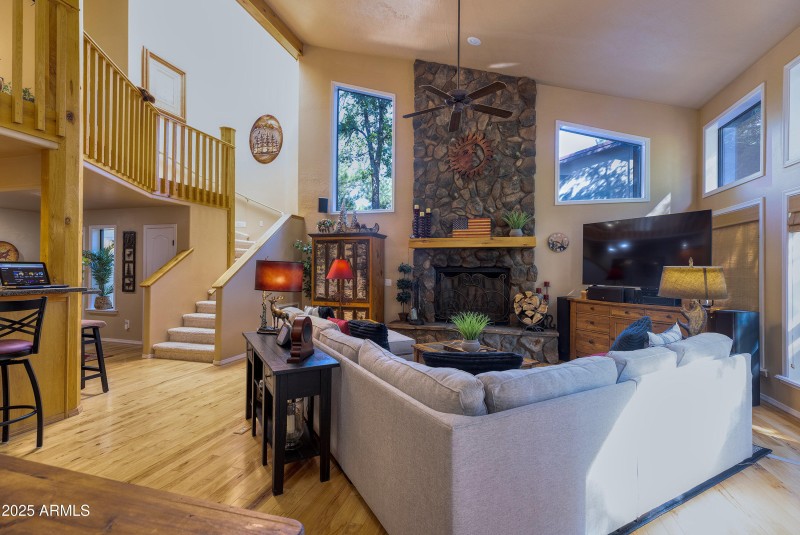 015_photo15_3723_crown_dancer_dr._pt_kar