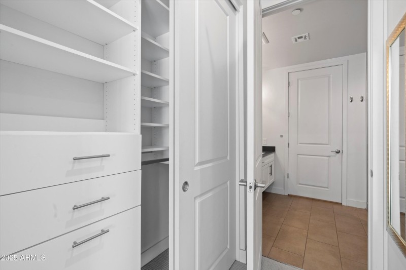 15-Walk-in Closet