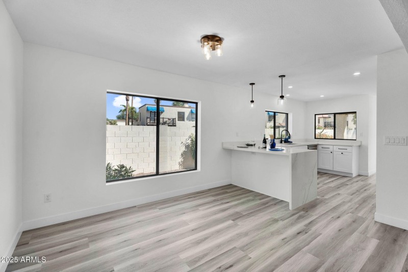 13-web-or-mls-4727 E Euclid Ave -15