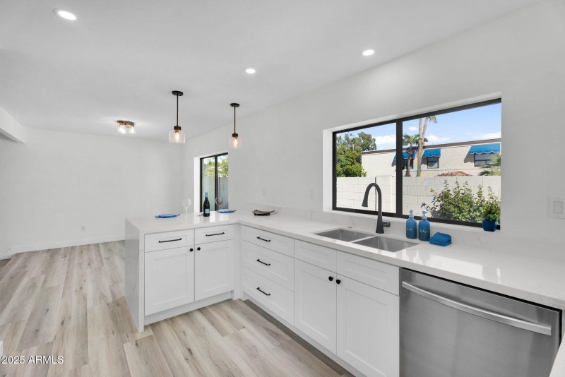 19-web-or-mls-4727 E Euclid Ave -22