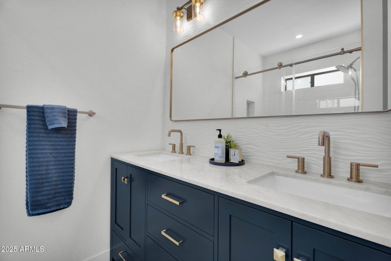 25-web-or-mls-4727 E Euclid Ave -27