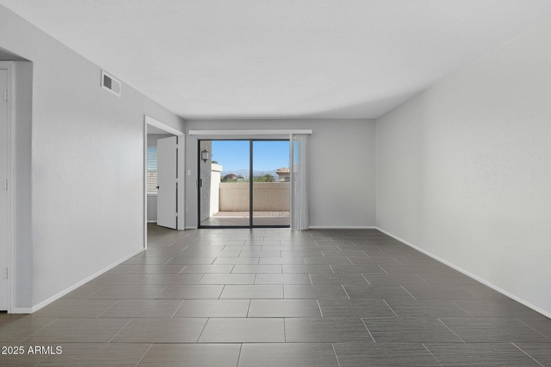 Living room - Decluttered