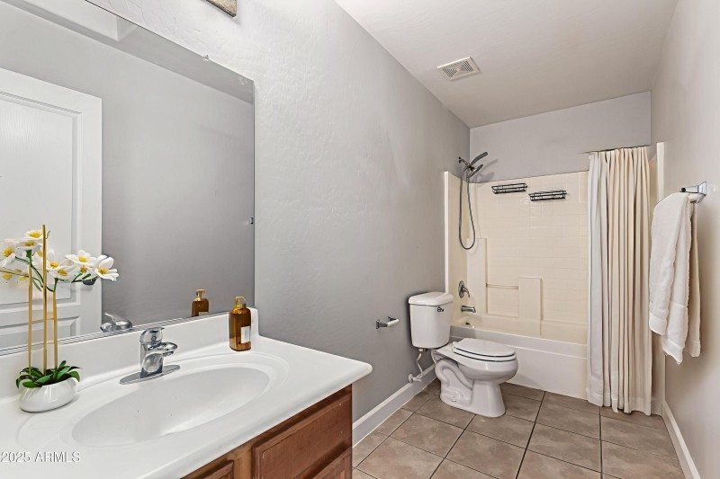 36-Meadowbrook - Bathroom - Scandinavian