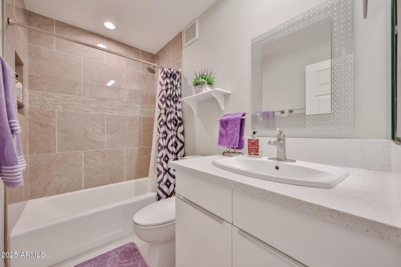 Guest bathroom with tiled shower/tub
