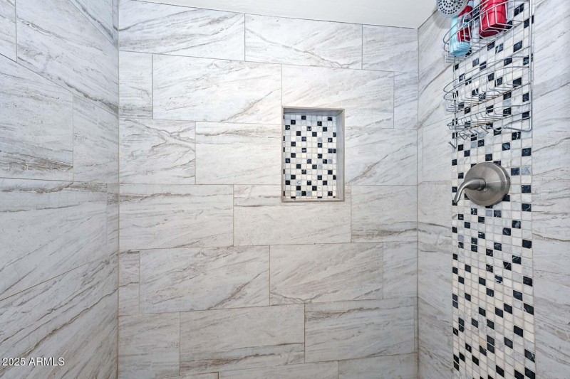 Walk-In Shower – Mosaic Tile
