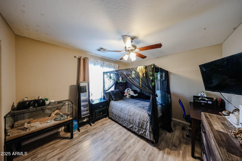 Upstairs guest bedroom