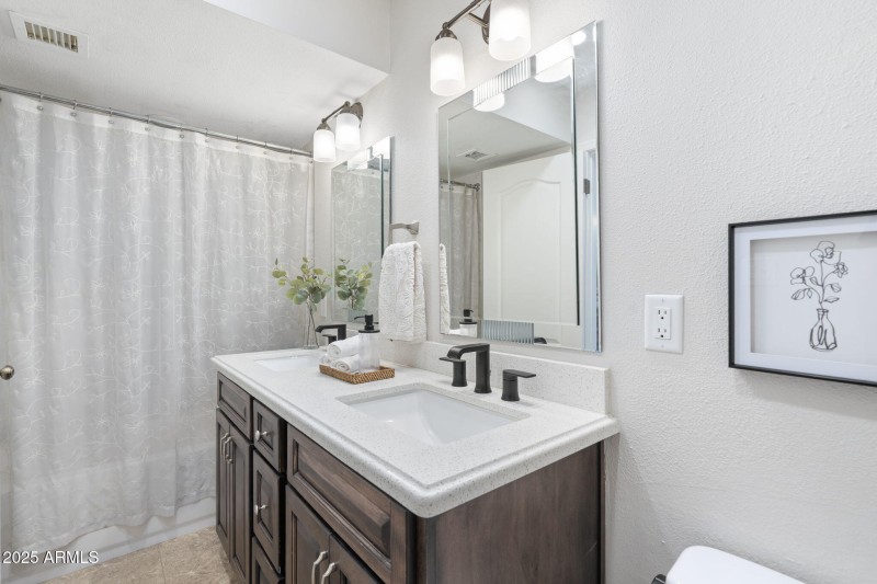 26-web-or-mls-QVB07467