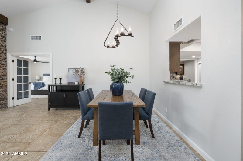 13-web-or-mls-QVB07395