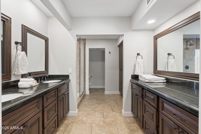 16-web-or-mls-QVB07409