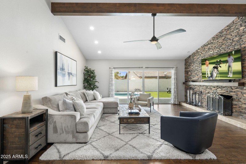 10-web-or-mls-QVB07380