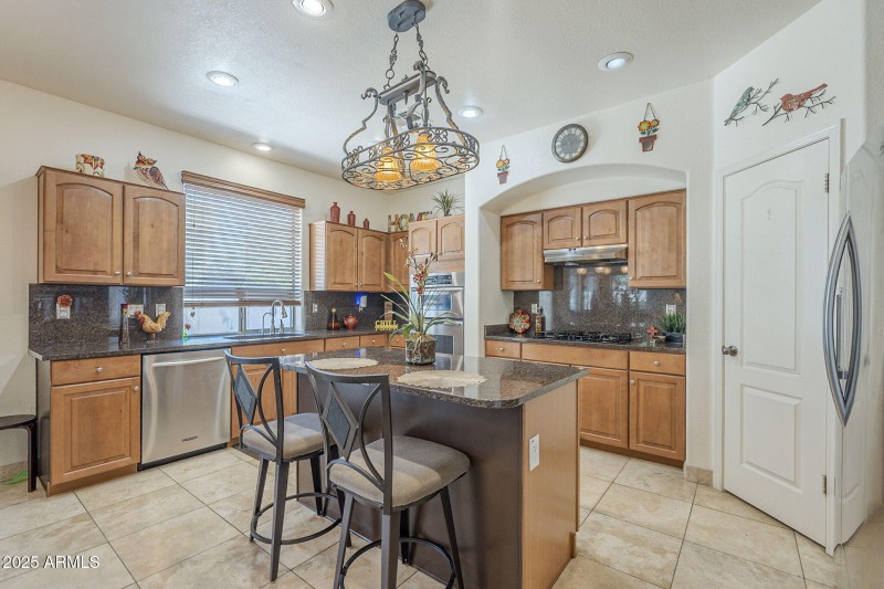 16-Kitchen with breakfast bar island