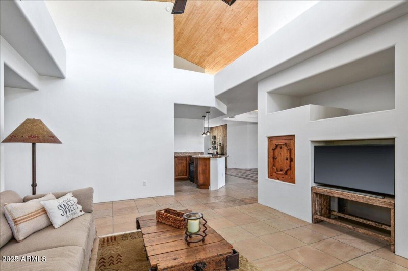 06-Family Room Details