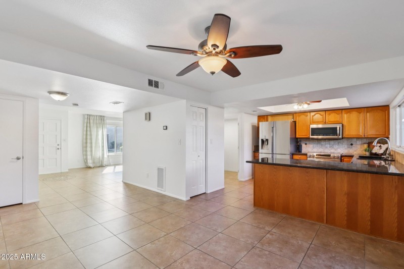 Eat in Kitchen Area & Breakfast Bar