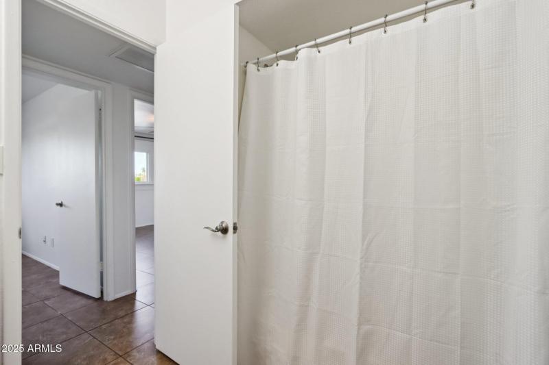 2nd Bathroom with shower / tub combo