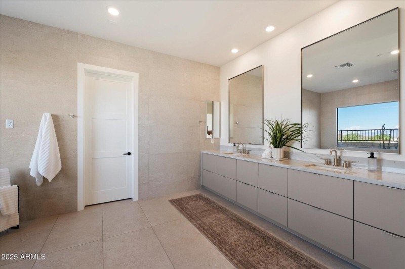Ensuite w/ Dual Vanities