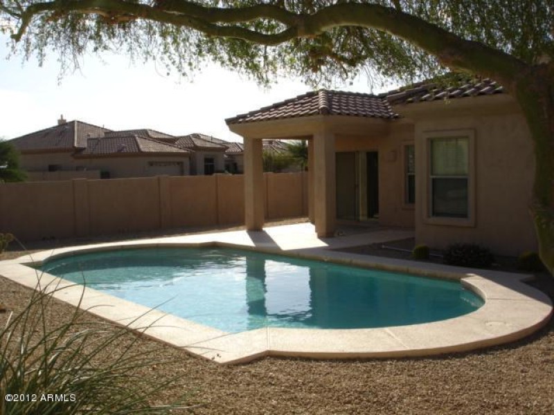 SPARKLING POOL W/ COVERED PATIO