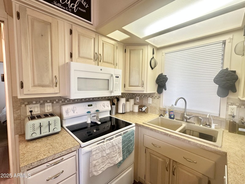 KITCHEN SINK/MICROWAVE