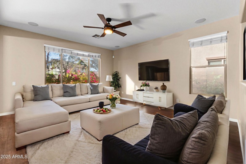 7_dsc05422 living room