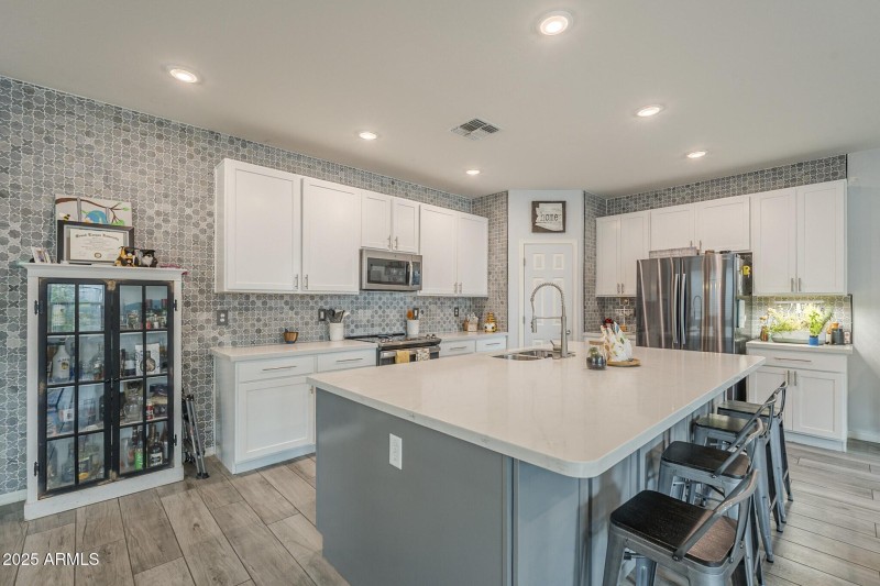 010_Huge Center Island